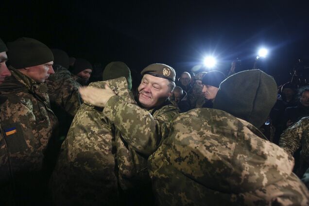 'Боролись и будем бороться': Порошенко встретил на Донбассе освобожденных пленных