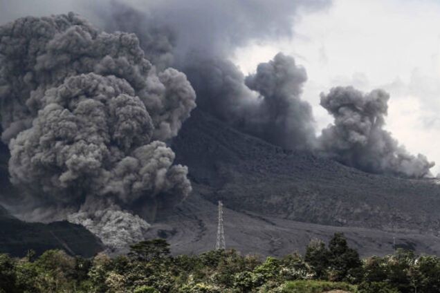 На Суматрі почалося потужне виверження вулкана: перші фото та відео з місця НП