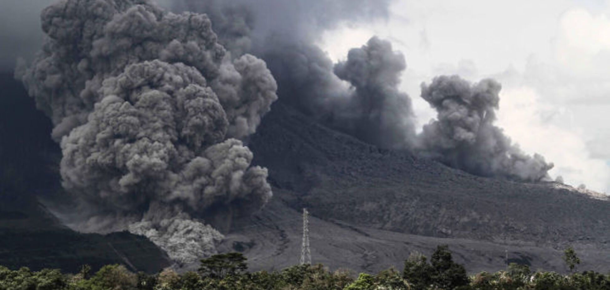 На Суматрі почалося потужне виверження вулкана: перші фото та відео з місця НП