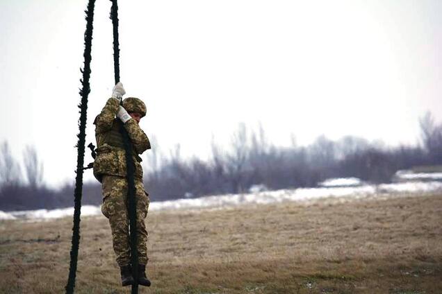 Порезана голова и перебиты руки: под Киевом жестоко убили контрактника