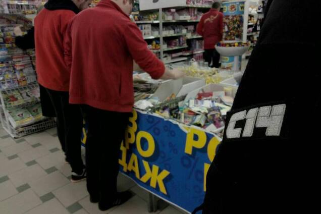 З триколором і 'колорадкою': у Дніпрі супермаркет 'вітав' всіх із 23 лютого