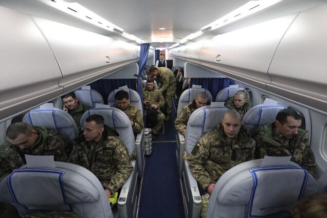 'Герои!' Освобожденных украинских пленных доставили в Киев: опубликовано видео