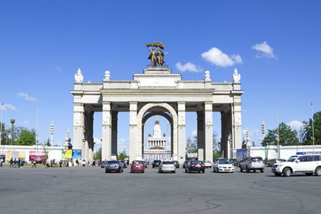 На ВДНХ в Киеве ввели оплату парковки через мобильное приложение Parking UA