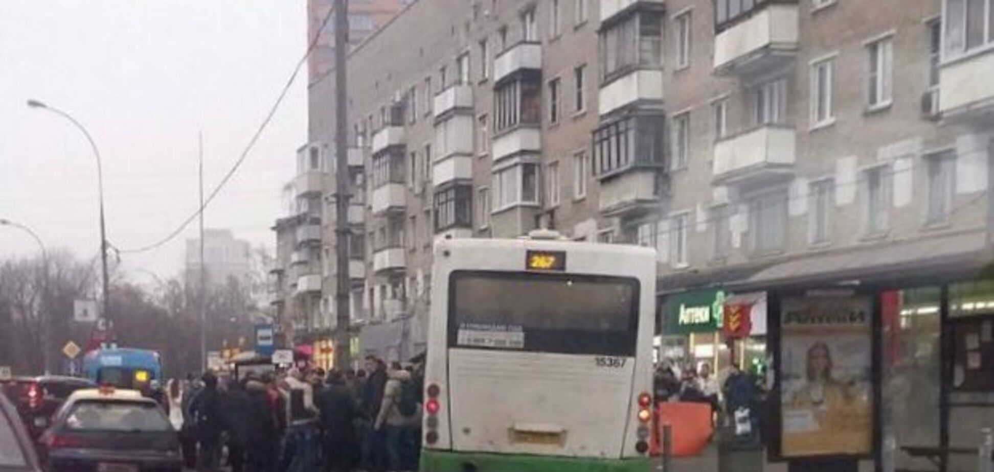 В Москве автобус влетел в остановку: все подробности