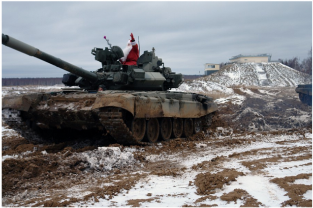 Дід Мороз на танку їде до малят з подарунками