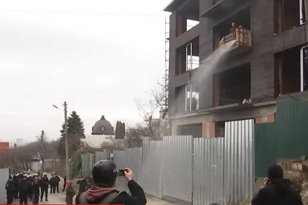 Газ и горящие шины: киевляни восстали против застройщика в элитном районе