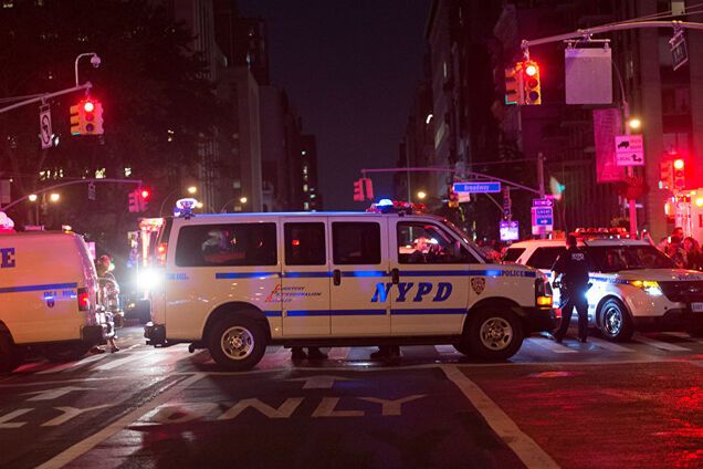 В Нью-Йорке авто въехало в толпу людей: есть жертва и пострадавшие