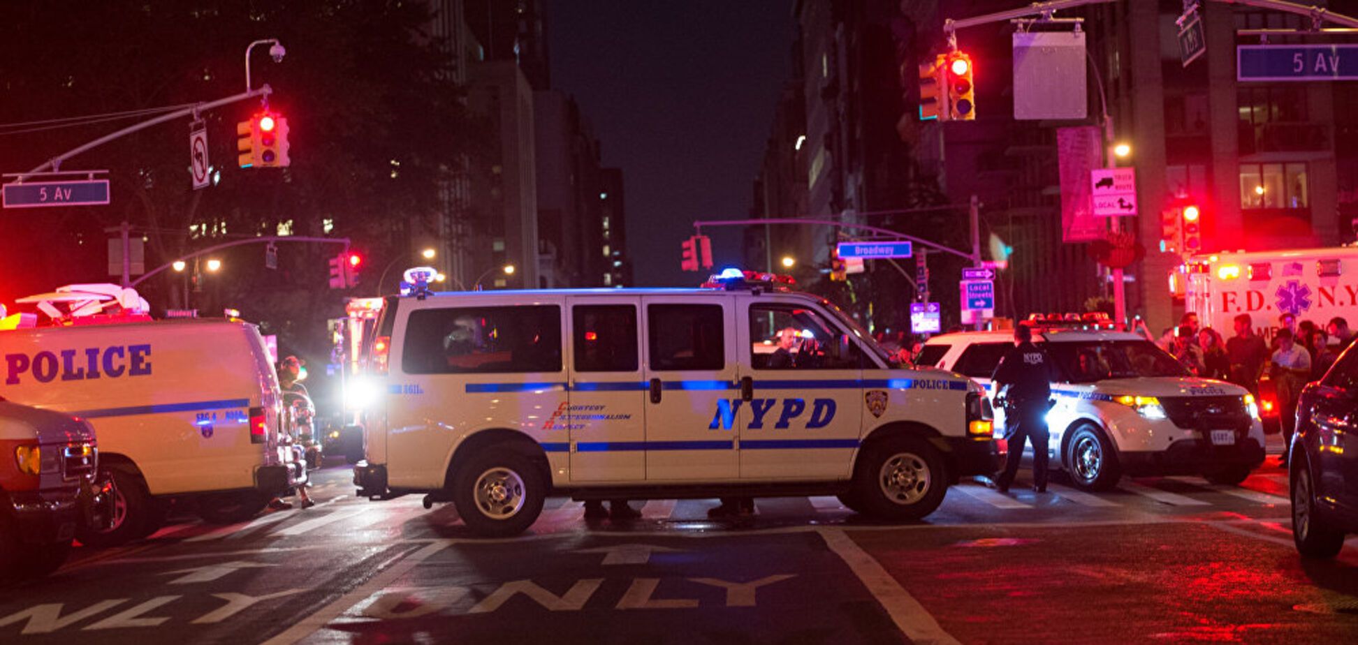 В Нью-Йорке авто въехало в толпу людей: есть жертва и пострадавшие