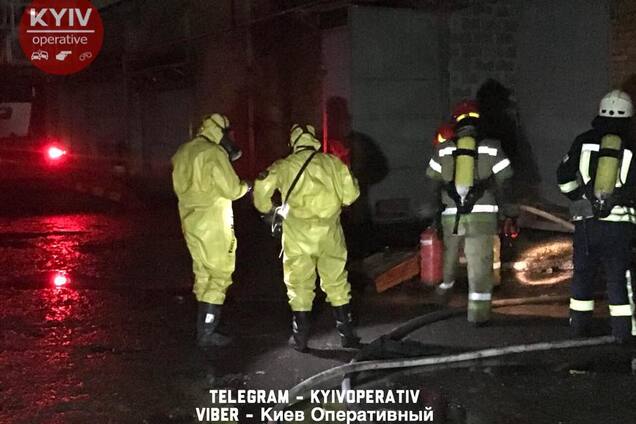 В Киеве вспыхнул крупный пожар на складе: опубликованы фото и видео