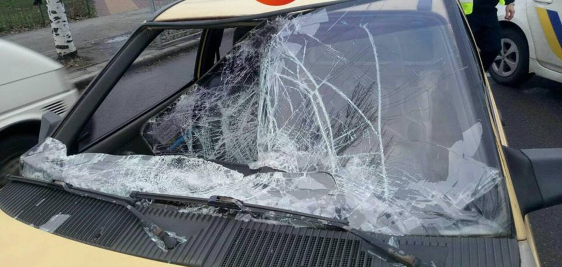 В Киеве пьяный мужчина бросился под машину: опубликовано страшное видео