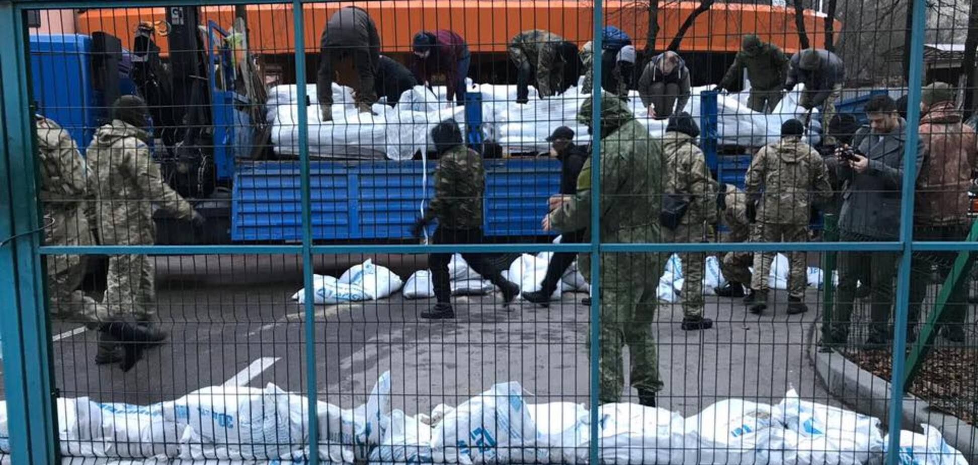 В Киеве люди в балаклавах заблокировали телеканал Мураева: все подробности