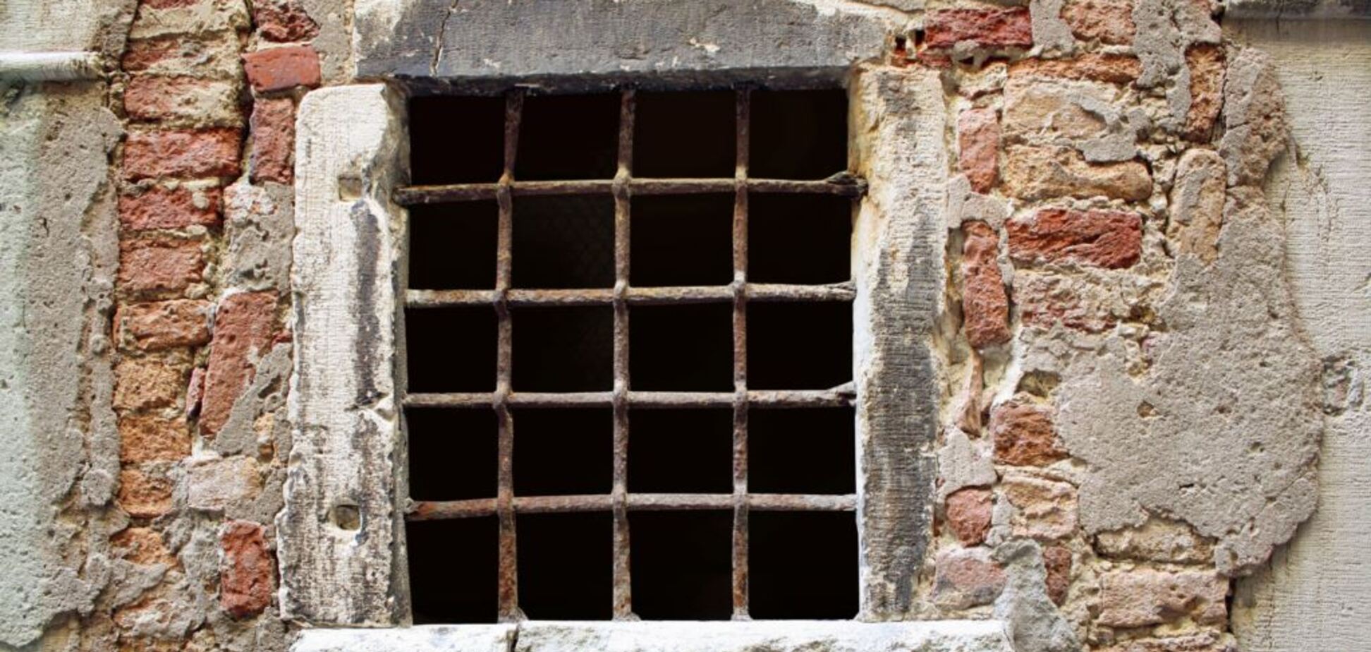 Процвітало сексуальне насильство: на Донбасі знайшли 22 підпільні в'язниці