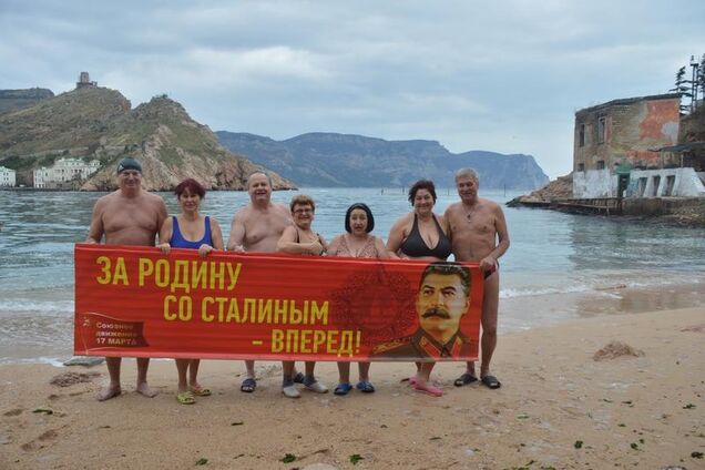 'Со Сталиным вперед': сеть взбесило фото одураченных крымчан