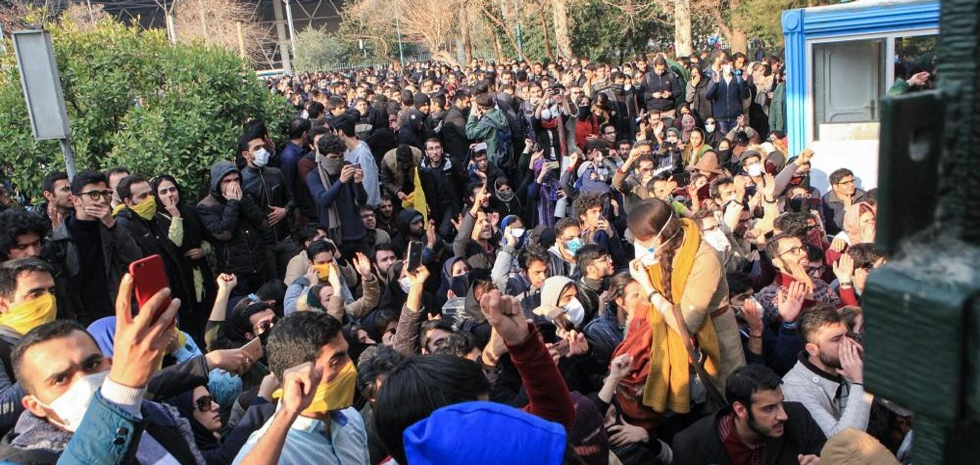Массовые протесты в Иране: появились первые жертвы