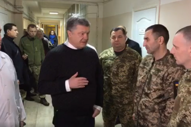 'Спасибо за мужество!' Порошенко навестил в госпитале освобожденных пленных