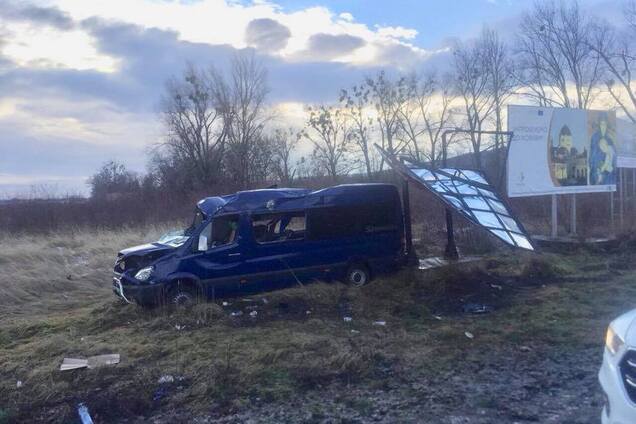 Кривава ДТП на Львівщині: мікроавтобус із людьми вилетів з дороги