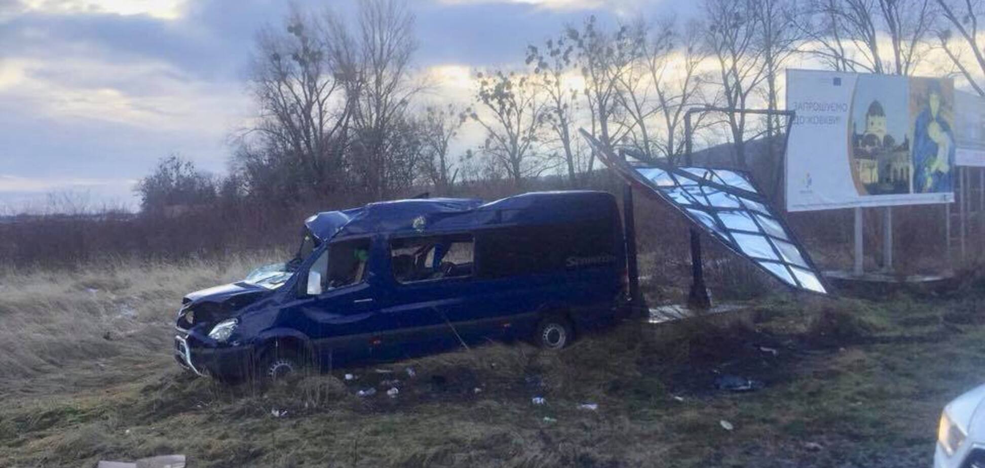 Кровавое ДТП на Львовщине: микроавтобус с людьми вылетел с дороги