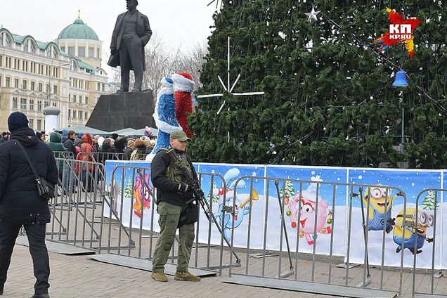 'Радій, а то замочу': мережу шокувало фото новорічного Донецька