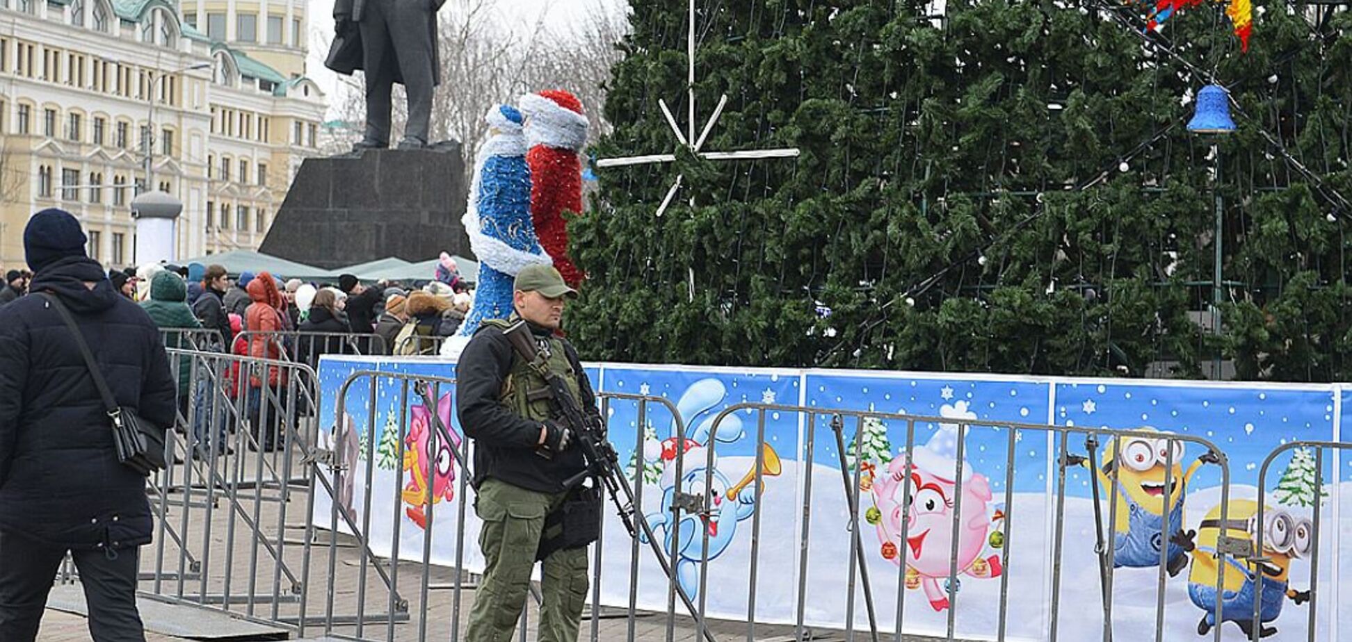 'Радій, а то замочу': мережу шокувало фото новорічного Донецька