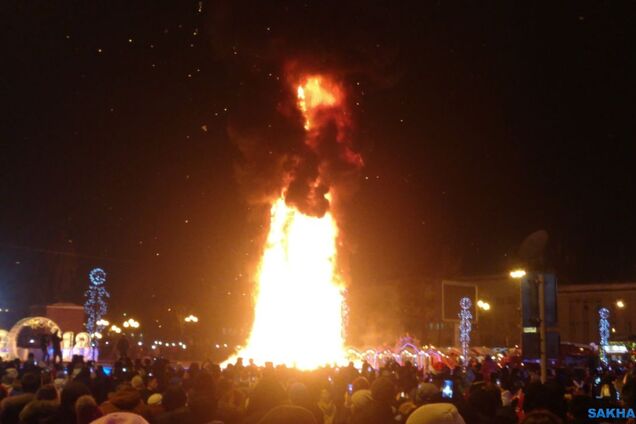 Один два три...! На Сахаліні випадково спалили 25-метрову новорічну ялинку