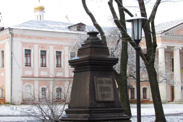 'Потрібно стратити': зухвалий напад вандалів на пам'ятник у Чернігові розлютив мережу