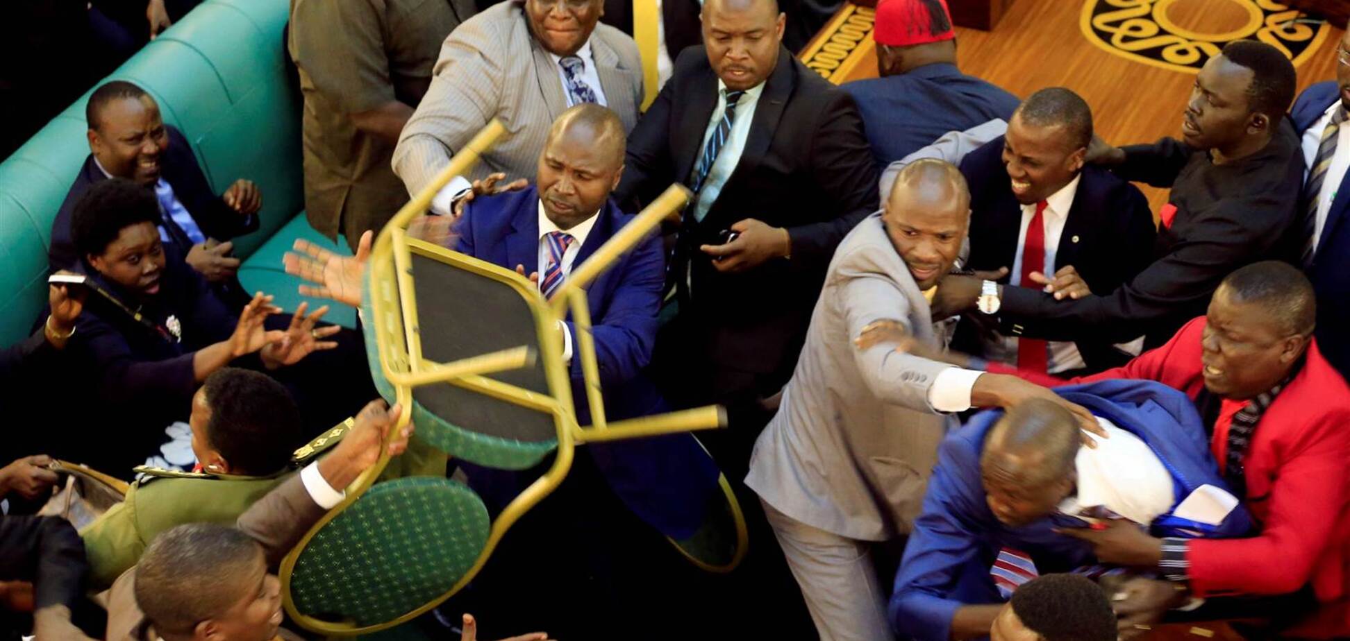 Дебати з пістолетом: депутати Уганди влаштували масове побоїще в парламенті