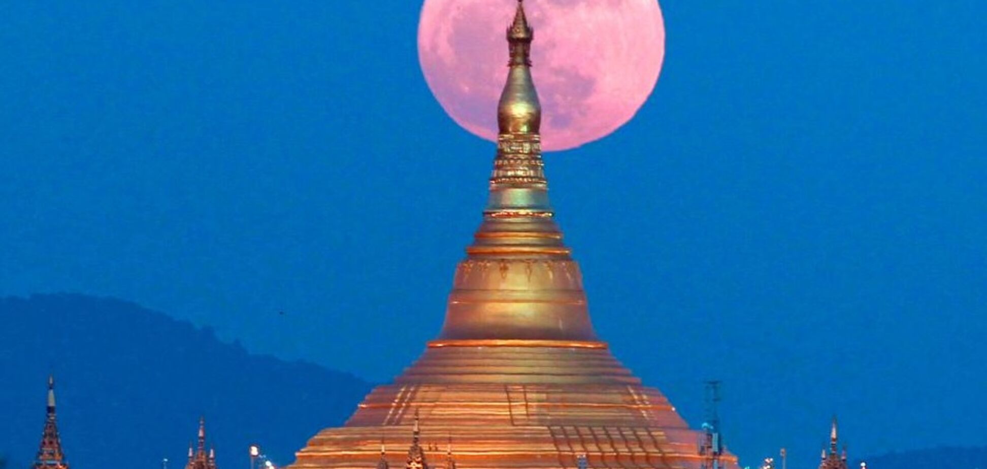 Суперлуние: в соцсети появились потрясающие фото и видео