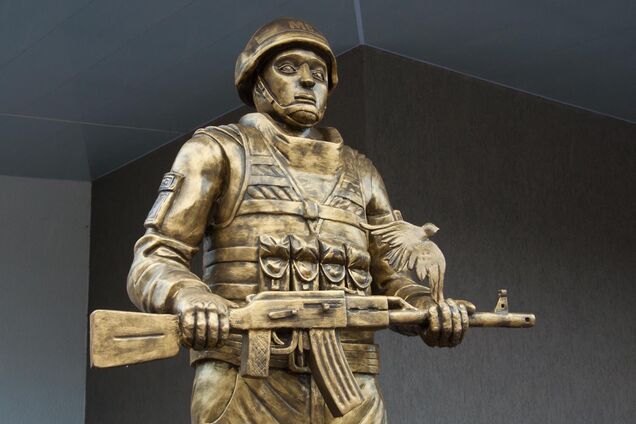 Красивее памятника Путину: соцсети жестко высмеяли монумент российским 'миротворцам'