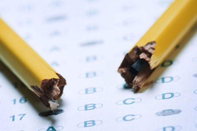 В Украине кандидат на пост начальника управления ЖКХ решил схитрить и не смог ответить ни на один вопрос в билете. Видео