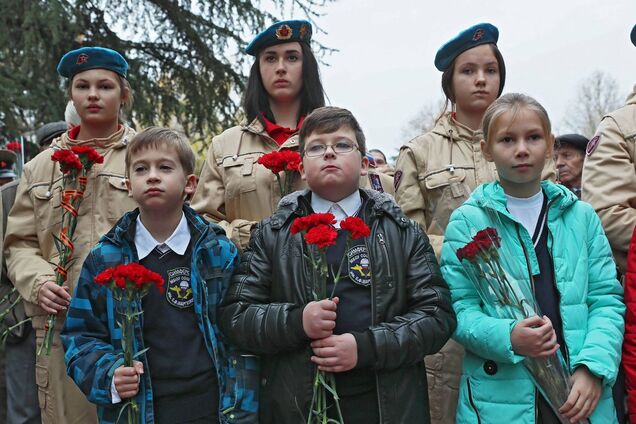 Новости Крымнаша. Каждый народ делает свой выбор — носить цветы палачам или их жертвам