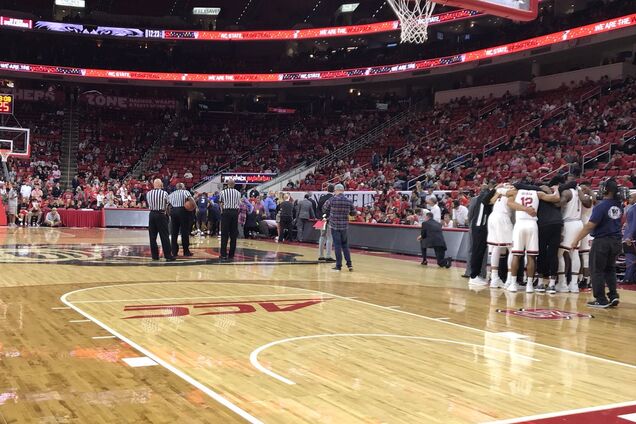 Шок и слезы: у американского баскетболиста остановилось сердце во время матча - момент попал на видео