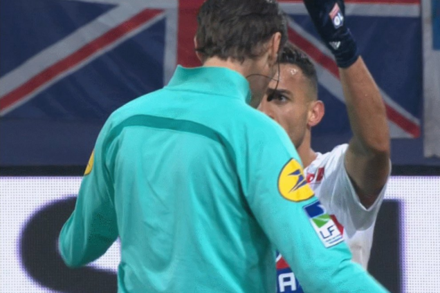 Бразильский футболист заехал судье по лицу в матче чемпионата Франции, не получив даже желтой: видеофакт