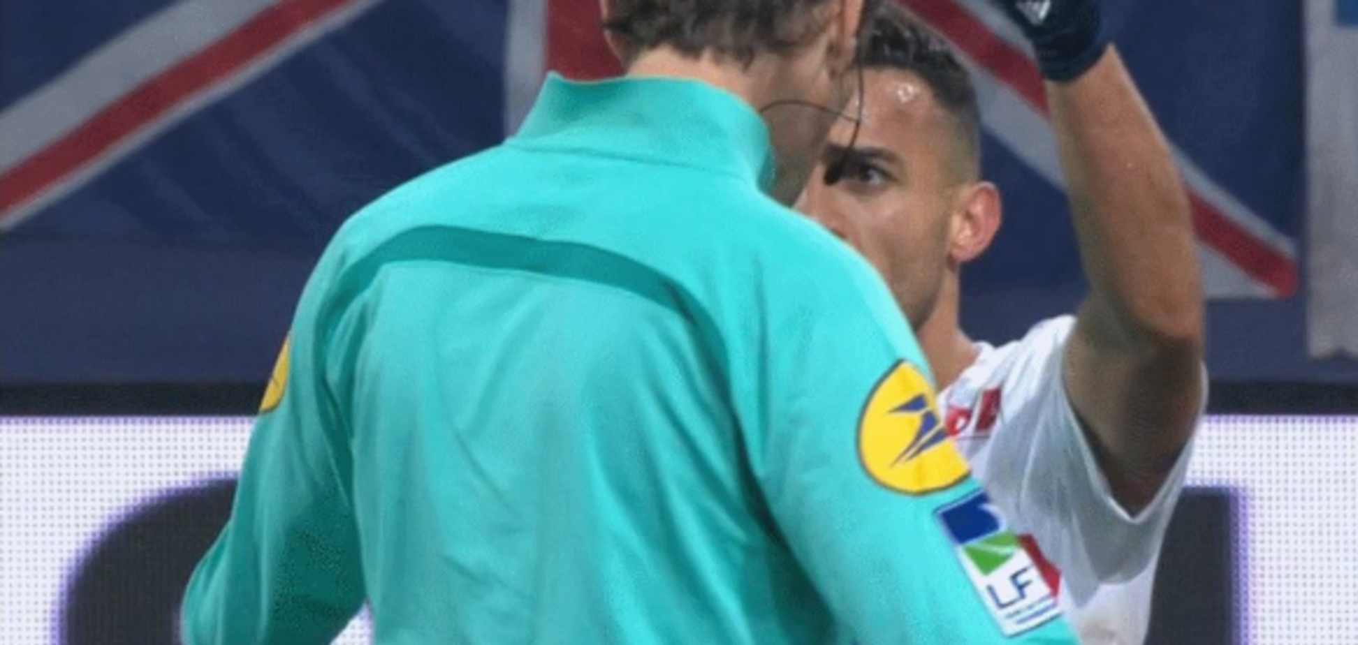 Бразильский футболист заехал судье по лицу в матче чемпионата Франции, не получив даже желтой: видеофакт