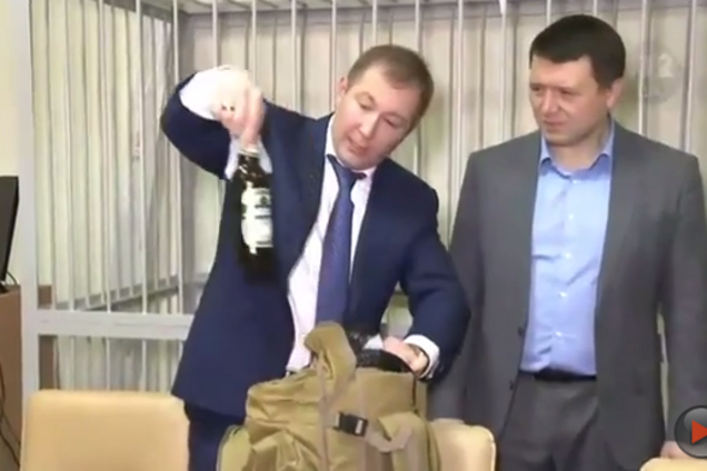 'Коктейли Молотова' и биты: адвокат Януковича принес в суд 'доказательства переворота'