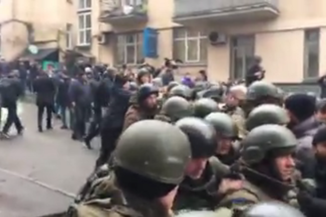 Сторонники Саакашвили заблокировали авто с задержанным экс-президентом Грузии