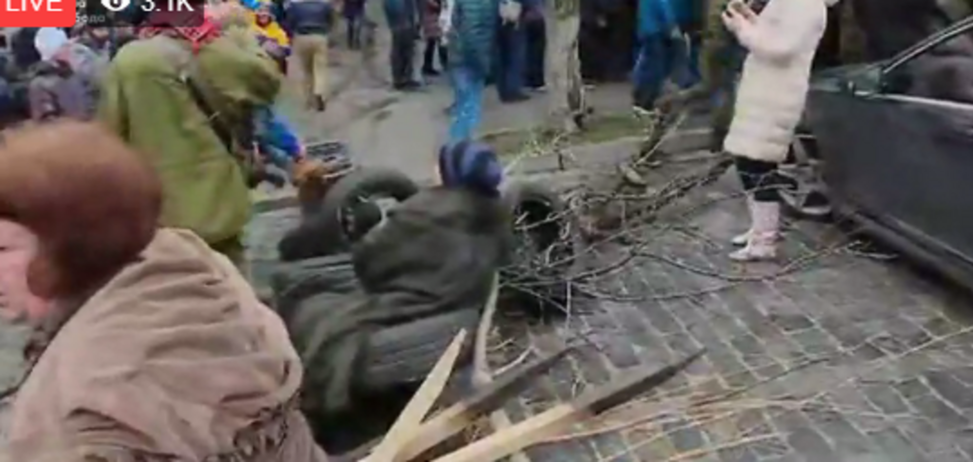 Пытаются строить баррикаду: авто с Саакашвили заблокировали в центре Киева