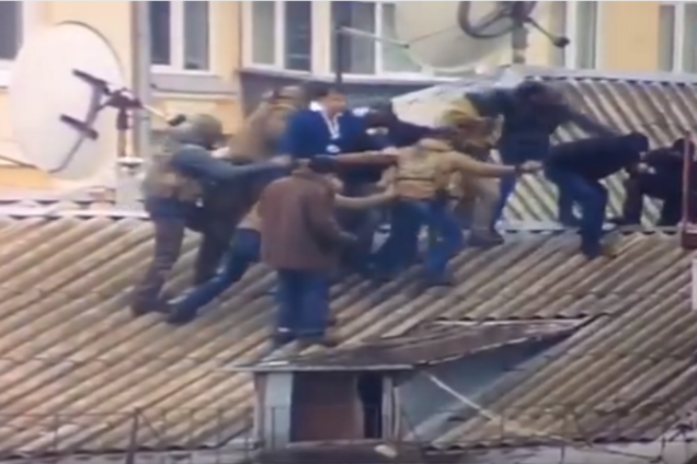 Видео, как Саакашвили грозился прыгнуть с крыши, взбудоражило сеть