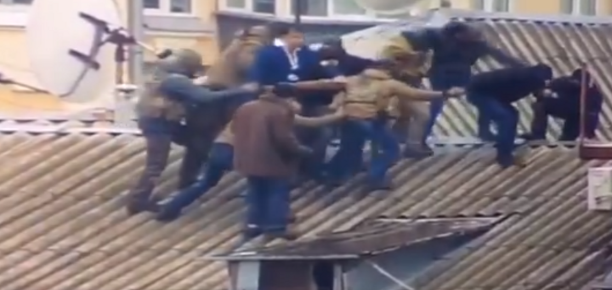 Видео, как Саакашвили грозился прыгнуть с крыши, взбудоражило сеть