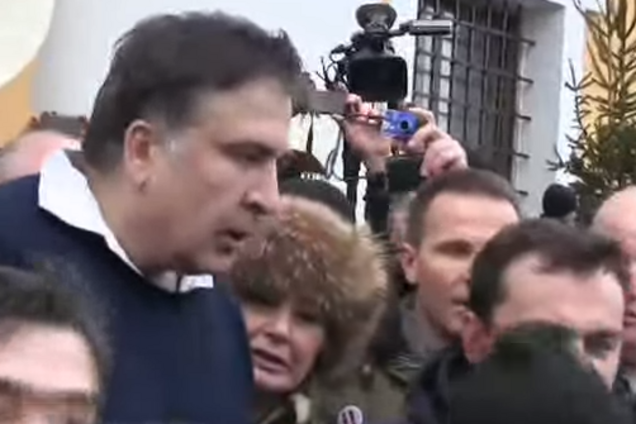 Протестующие вызволили Саакашвили из авто силовиков и пришли к Раде