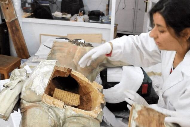 В интимном месте древней статуи Иисуса нашли тайное послание