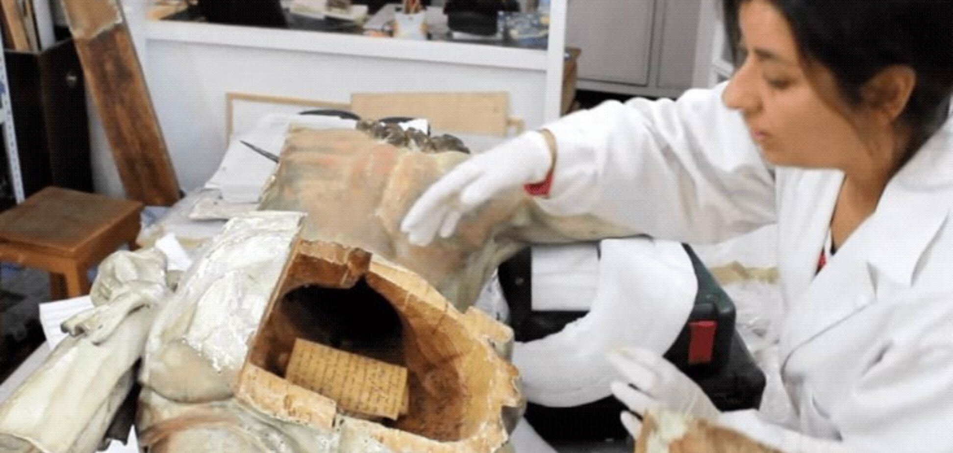 В интимном месте древней статуи Иисуса нашли тайное послание