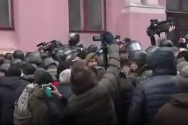 Стрельба и взрывы: под домом Саакашвили произошли столкновения