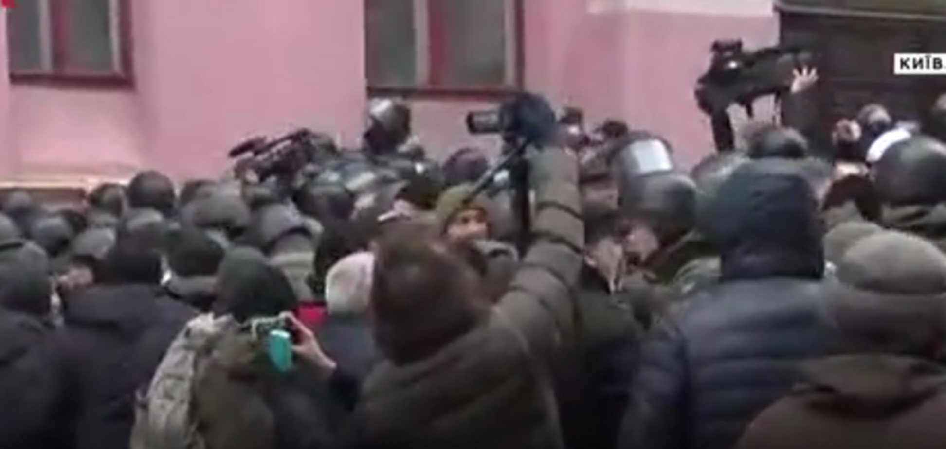 Стрельба и взрывы: под домом Саакашвили произошли столкновения