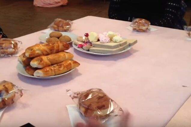 Даже воды не предложили: сеть взбесил 'банкет' для незрячих на Житомирщине