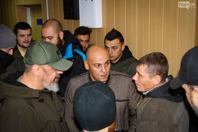 'Готовий йти в АТО': вандал, який познущався над прапором України, публічно покаявся