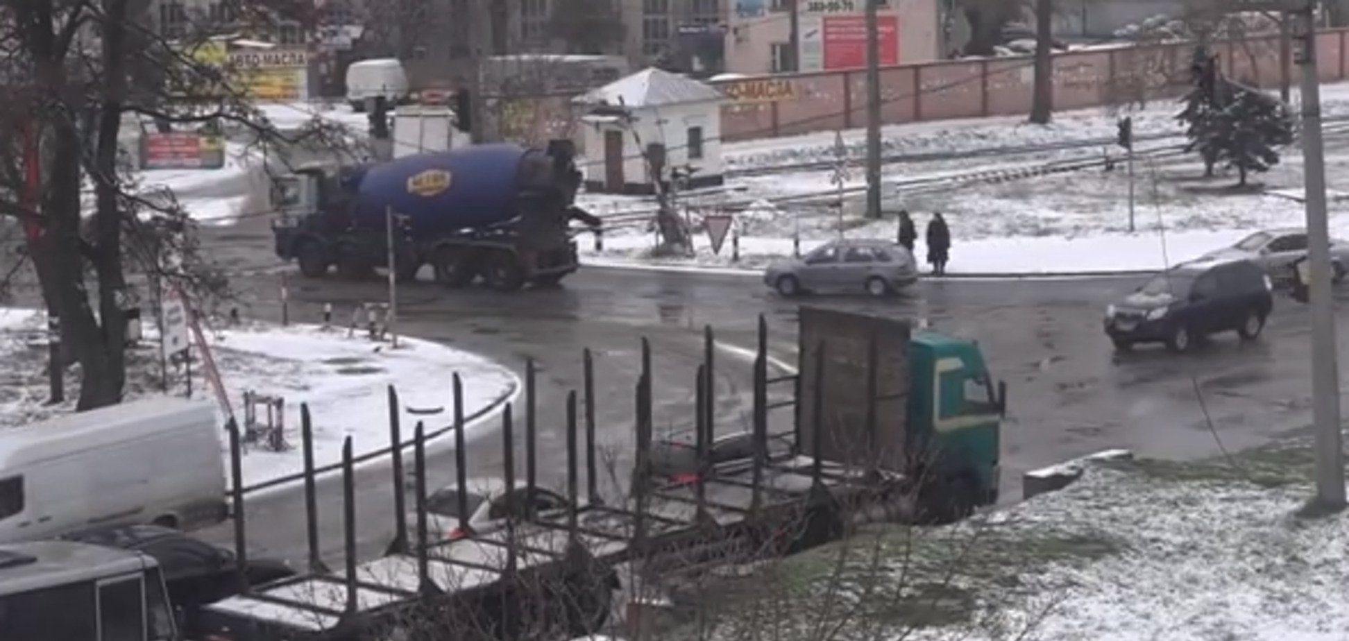 Ямы и канавы: 'Обозреватель' показал властям Киева шокирующие дороги. Видеофакт