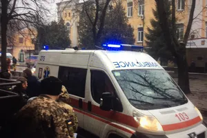 Нужна помощь: в киевский госпиталь прибыл новый борт с тяжелоранеными бойцами
