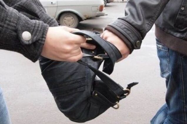 Напали толпой: в Киеве у прохожего забрали сумку с миллионами