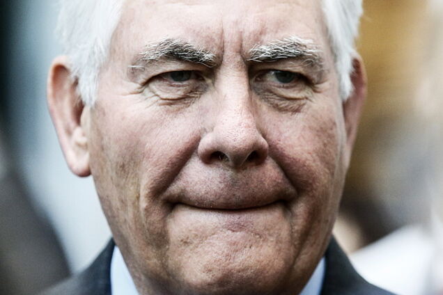 Тиллерсон пригрозил России новыми санкциями за торговлю оружием