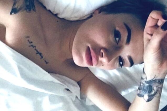 Украинская певица на постельном фото засветила новое тату